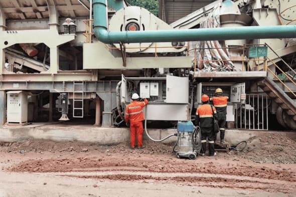 MineChain engineer carries out on-site technical maintenance for mining crushing plant equipment