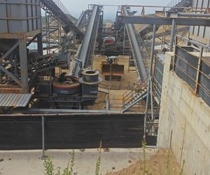 MineChain engineer guiding Russian client to replace Zenith 6X1263 impact crusher hammers