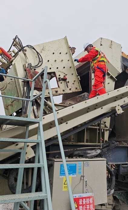 tMineChain engineer on-site crusher troubleshooting and mining production line maintenance service