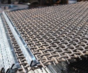 Vibrating Screen Spare Parts: Zenith S5X2460 65Mn screen mesh shipped to Guinea mine site